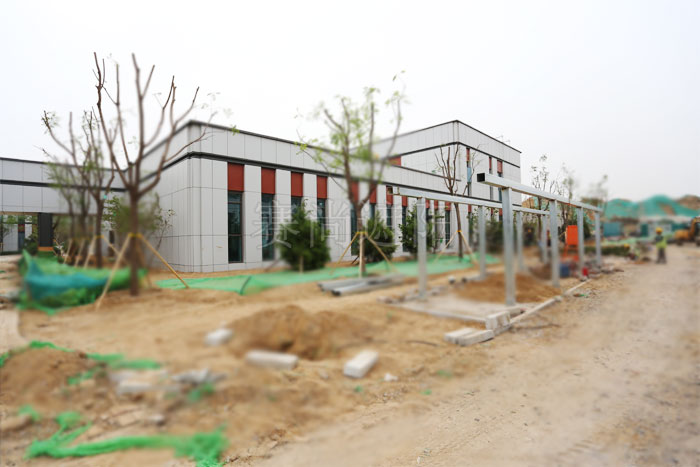 新機(jī)場房外裝戶外防風(fēng)卷簾工程現(xiàn)場實(shí)景圖