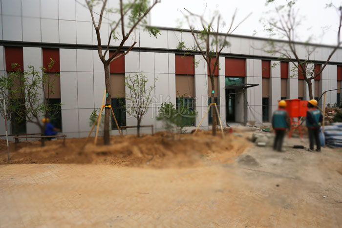 新機(jī)場房外裝戶外防風(fēng)卷簾工程現(xiàn)場實(shí)景圖